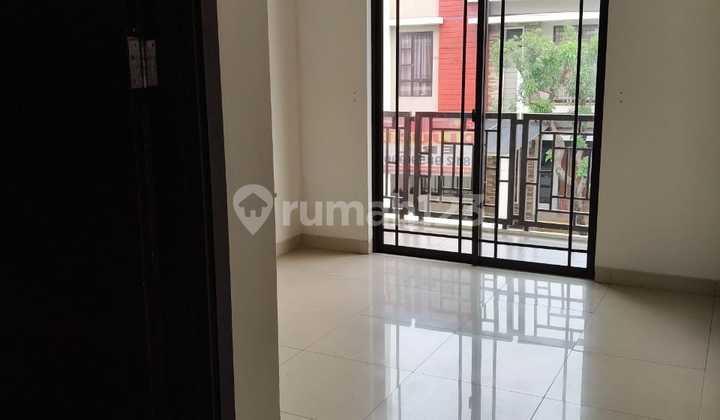 Green Lake City, 8x18, sturdy building, move-in ready, sports club