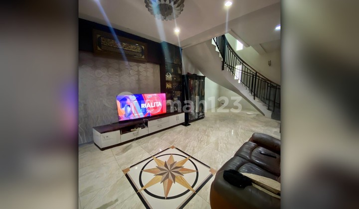 Dijual Cepat! Rumah Mewah Full Furnished Siap Huni di Cluster Magenta Summarecon Bekasi - 5Kt, Lokasi Super Strategis! 2