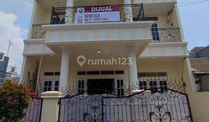 Dijual Rumah Model Classic Romawi di Komplek Depnaker, Bekasi Utara 1