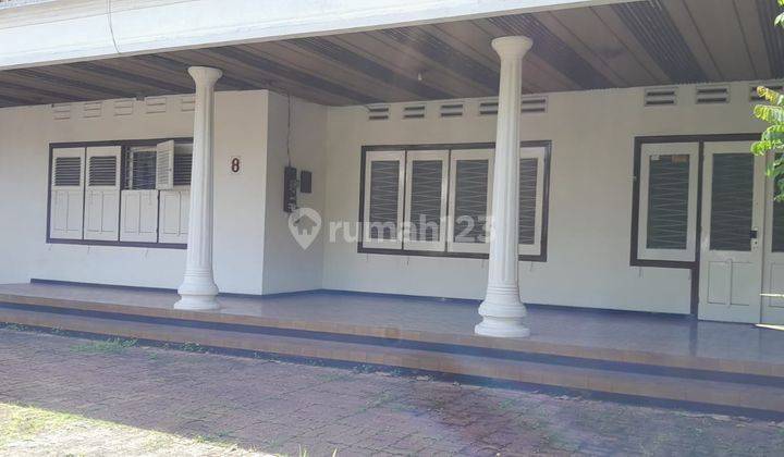 Rumah kolonial di tengah kota bisa dibuat usaha cafe dll 5