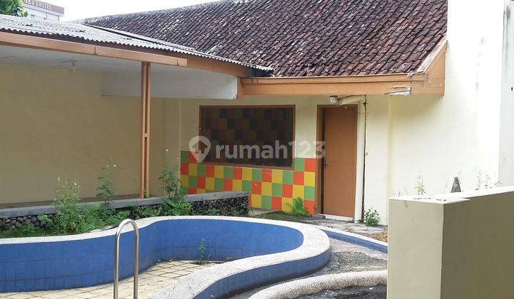 Rumah di tengah kota bergaya kolonial cocok dibuat cafe 1