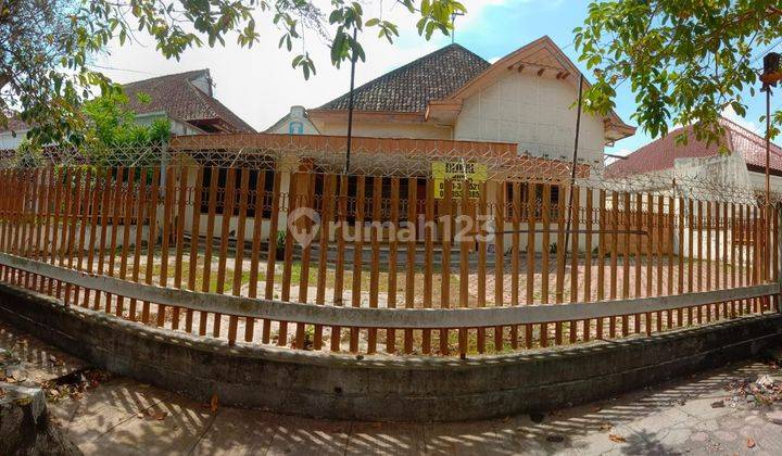 Rumah di tengah kota bergaya kolonial cocok dibuat cafe 3