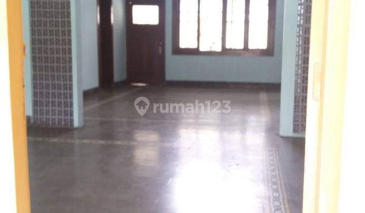 Rumah di tengah kota bergaya kolonial cocok dibuat cafe 9