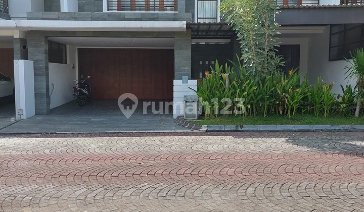 Bale Hinggil Residence. 1