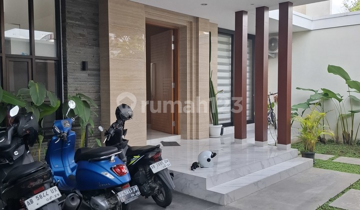 Rumah Mewah Dengan Kolam Renang Pribadi 2