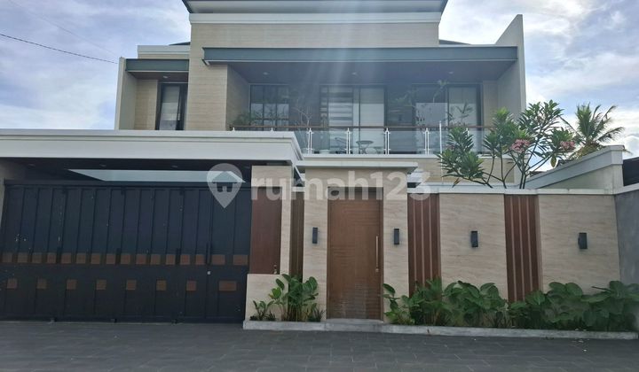 Rumah Mewah Dengan Kolam Renang Pribadi 1