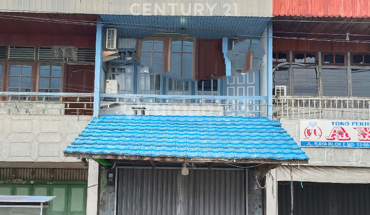 Strategic Shop House Suitable for Various Businesses by the Main Road Strategic Shop House Suitable for Various Businesses by the Main Road
