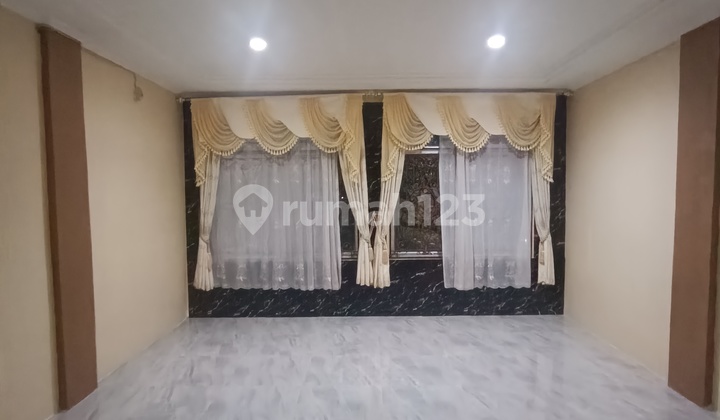 Ready-to-Use Shop House in Megamall Complex A. Yani Pontianak 2