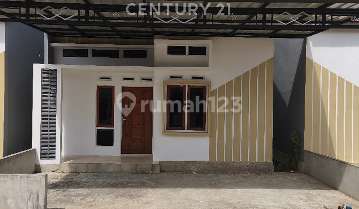 Minimalist House in Grand Semai Complex, Singkawang Minimalist House in Grand Semai Complex, Singkawang