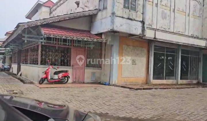 tampak depan rumah dengan pekarangan luas daerah