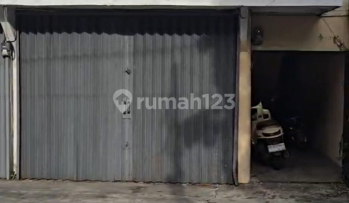 Strategic Kiosk in Busy Pontianak Area Suitable for Various Businesses