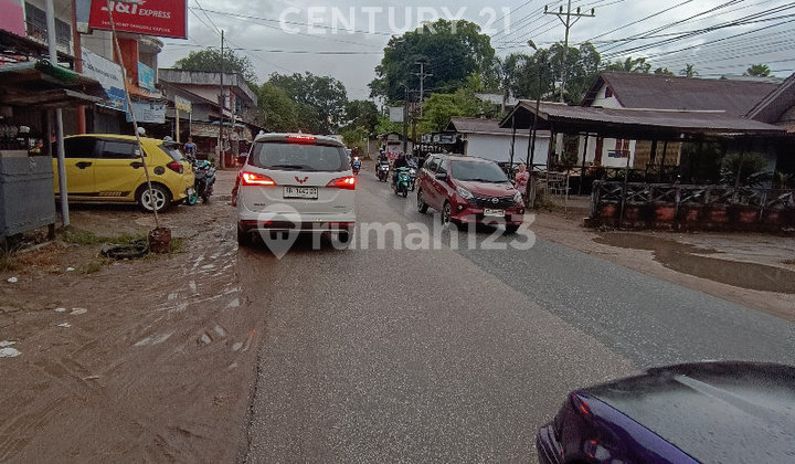 Strategic Shop House on Sanggau Main Road, Suitable for Business and Office 2