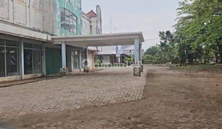 tampak depan rumah dengan pekarangan luas daerah