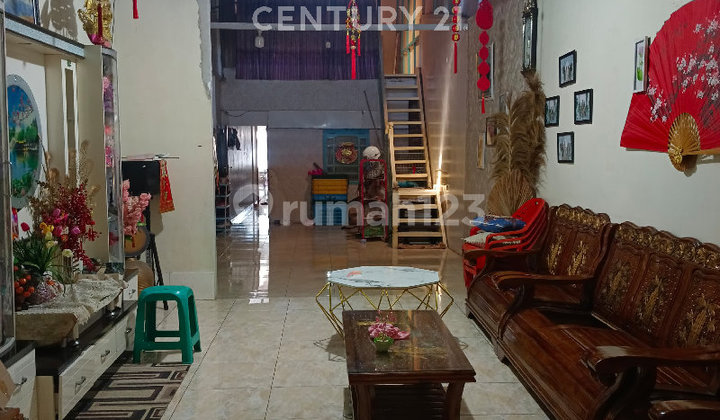 Strategic Shop House Suitable for Various Businesses by the Main Road 2