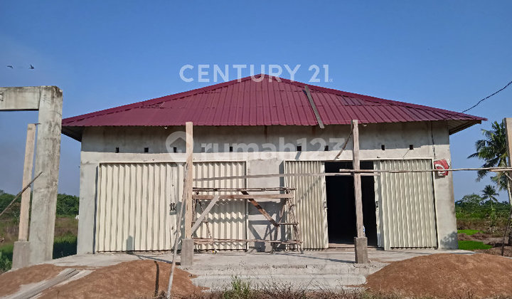 Spacious Shop House with Ample Parking Space for Various Businesses 1