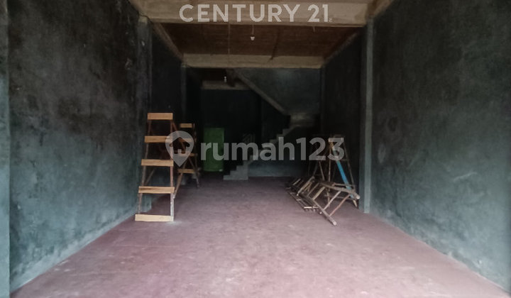 Large Shophouse and Spacious Yard, Suitable for Various Businesses in Pontianak 2