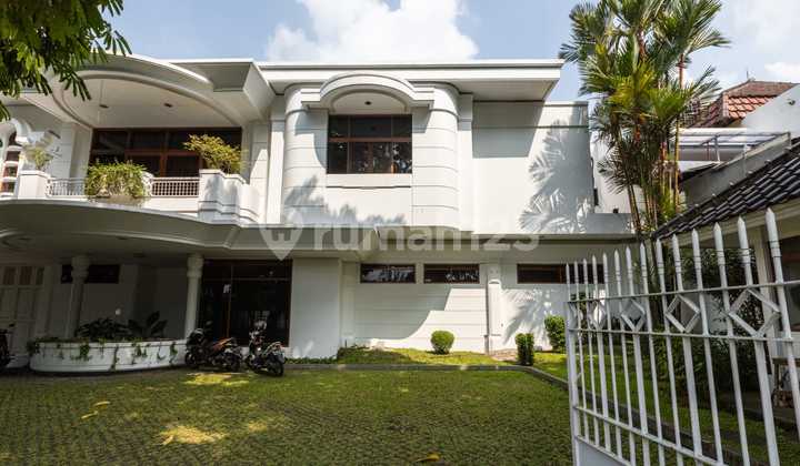 Rumah Asri 2 Lantai Lokasi Strategis di Dipatiukur Bandung