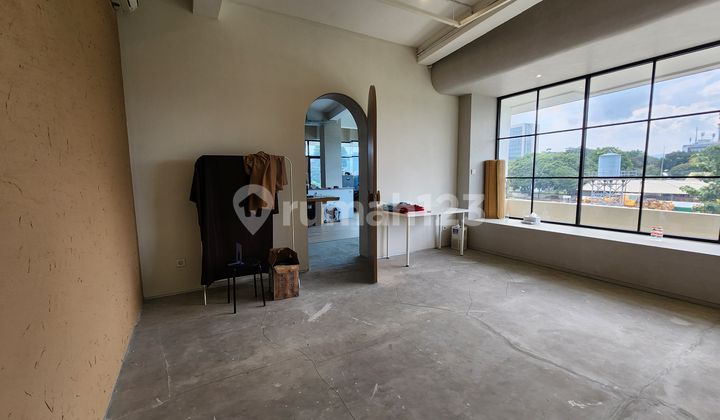 Price Drop! Strategic 3.5-Storey Shophouse in Kebon Jati Pasir Kaliki