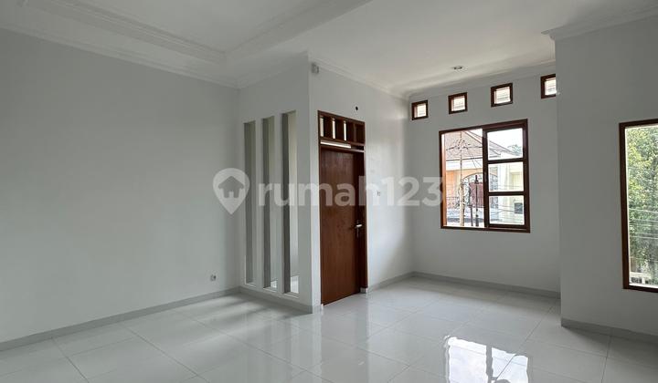 Rumah Luas Terawat 2 Lantai Siap Huni di Komplek Batununggal 2