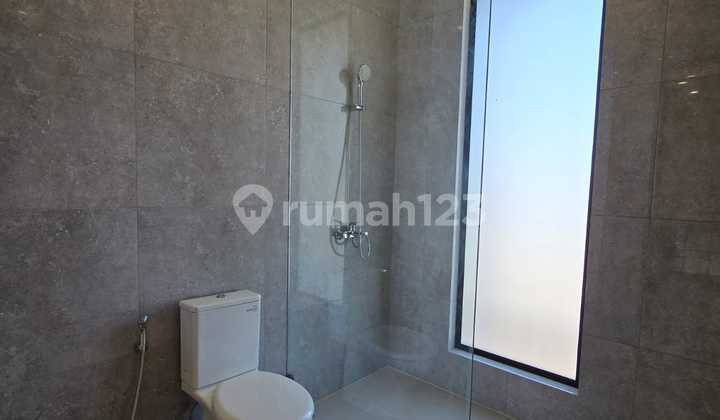 Dijual Rumah Baru Luas 3 Lantai Lokasi Strategis di Setraduta 2