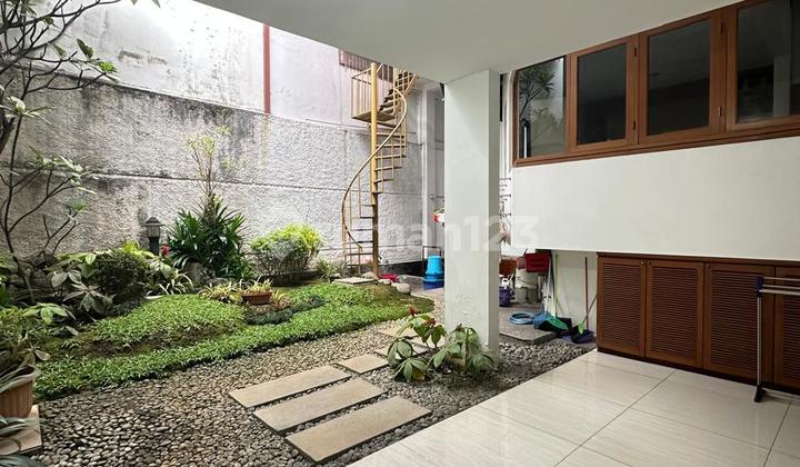 Rumah Bagus 3 Lantai Siap Huni di Surya Sumantri Bandung