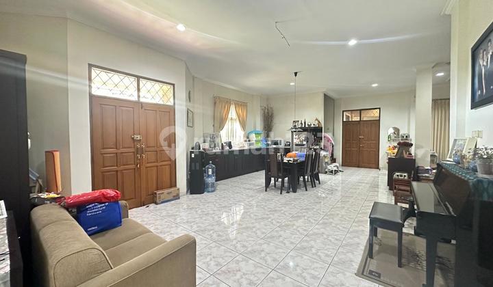 Rumah Bagus Posisi Hook Luas dan Terawat di Setra Duta Rumah Bagus Posisi Hook Luas dan Terawat di Setra Duta