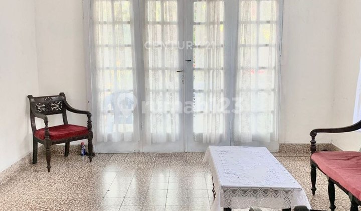 strategic house suitable for residence or business in Riau wing near Sate Building