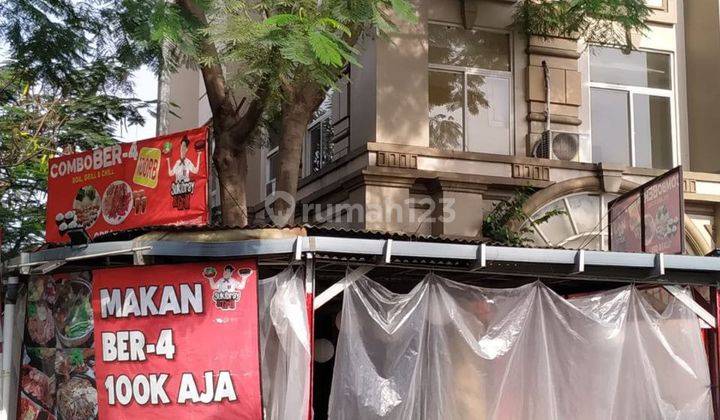 Ruko Posisi Di Hoek Terletak Di Pinggir Jalan Boulevard 1
