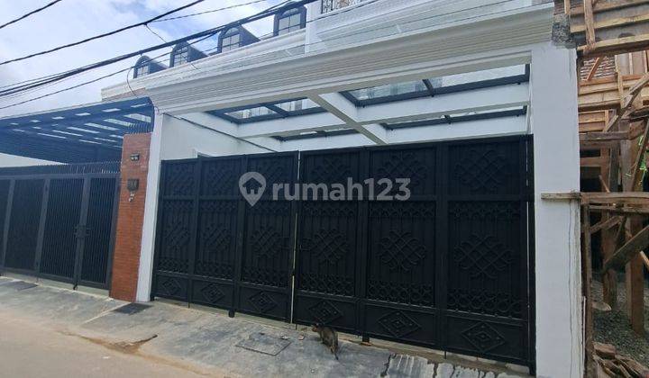 Rumah baru dengan kolam renang di jl kesehatan Bintaro 1