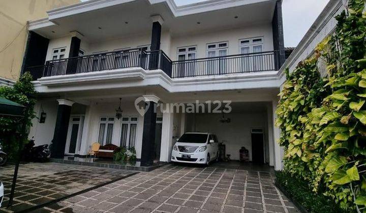 Rumah siap huni + kolam renang  di Kemang jaksel 1