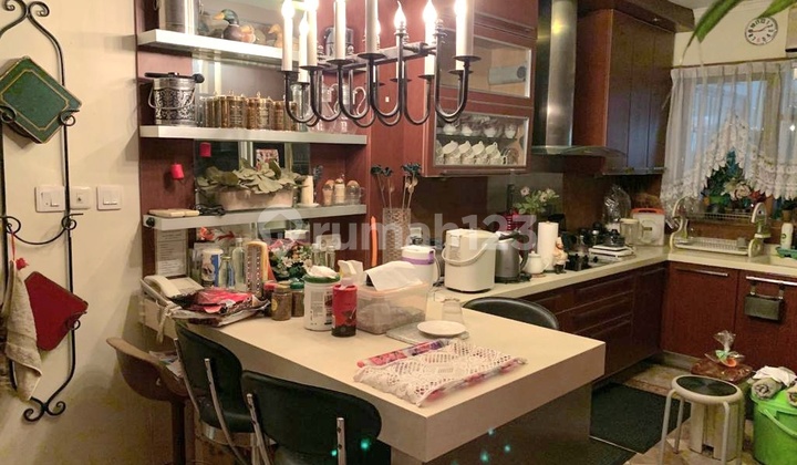 Pesona rumah lama yang elok. Teduh & nyaman di daerah elite Sutan Syahrir, Menteng. Luas 722 m2. Jalan depan rumah lebar. 2