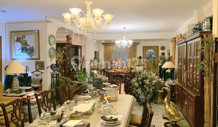 Pesona rumah lama yang elok. Teduh & nyaman di daerah elite Sutan Syahrir, Menteng. Luas 722 m2. Jalan depan rumah lebar. Pesona rumah lama yang elok. Teduh & nyaman di daerah elite Sutan Syahrir, Menteng. Luas 722 m2. Jalan depan rumah lebar.