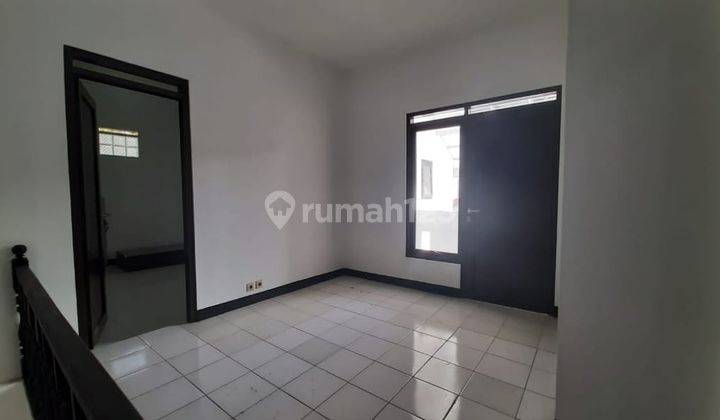 Rumah 2 Lantai Semi Furnished di Soekarno Hatta 2