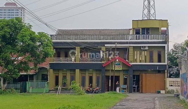 Rumah bagus 3 lantai lantai prospek untuk tempat usaha di Dekat solo baru 1