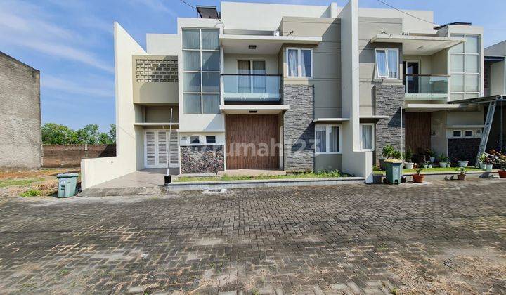 Rumah Bagus Modern 2 Lantai Semi Furnished Di Baturan, Colomadu 1