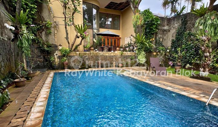 IN THE KEMANG AREA, LAND 850 m² BUILDING 300 m² RESORT AMBIANCE SPACIOUS BACKYARD WITH BEAUTIFUL SWIMMING POOL