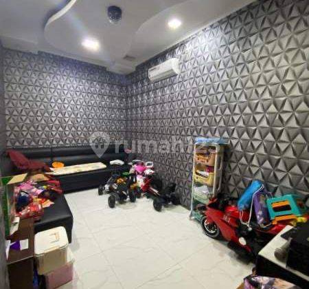  Disewakan Rumah Bagus di Harapan Indah Dengan Kolam Renang 8