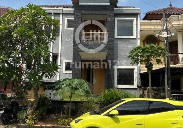 For Sale: Elite 3-Story House in Jatinegara Baru, Private Pool & Office Space, East Jakarta For Sale: Elite 3-Story House in Jatinegara Baru, Private Pool & Office Space, East Jakarta