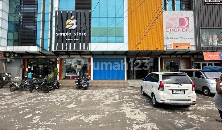Di Jual Ruko 3,5 Lantai Siap Pakai Ada Rooftop di Pinggir Jl Raya Serpong Pinang Tangerang Di Jual Ruko 3,5 Lantai Siap Pakai Ada Rooftop di Pinggir Jl Raya Serpong Pinang Tangerang