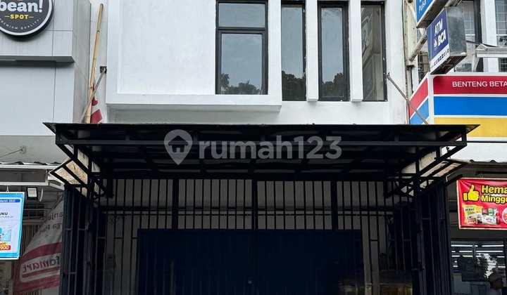 Translated from Indonesian to English:

"For Rent: Nice 2-Story Shop House, Ready to Use on Jalan Benteng Betawi 2" 1