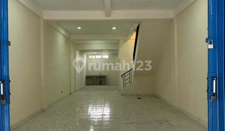 Translated from Indonesian to English:

"For Rent: Nice 2-Story Shop House, Ready to Use on Jalan Benteng Betawi 2" 2