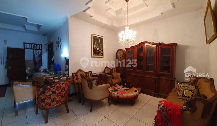 Rumah kos 2 lantai 18 kamar depan kampus UNS solo 2