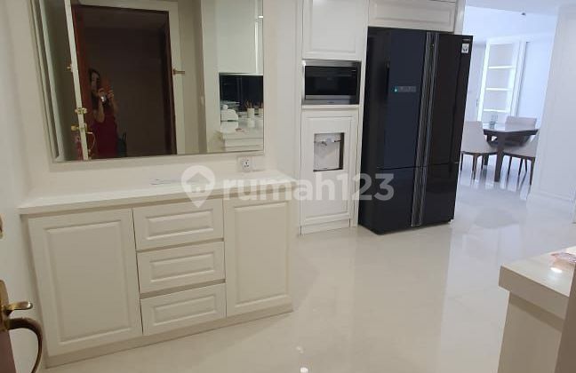 Disewakan Elegant, Mewah, Putih Bersih, Unit Corner 2 Bed Condominium Taman Anggrek