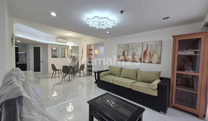 Disewakan Brand New Fully Furnished, Very Best View, Putih Bersih 2 Bedroom Condominium Taman Anggrek