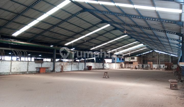 Good Warehouse Ready to Occupy Located on Sememi Main Road. Suitable for Fertilizer.