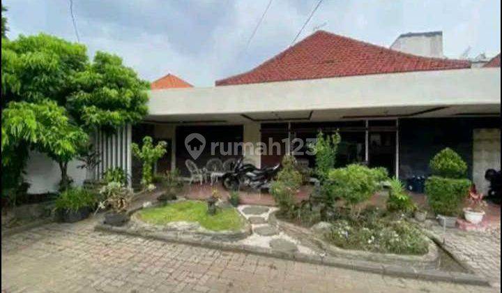 Rumah di jalan Bengawan. Lokasi Strategis di pusat kota ,dekat ke raya Darmo. SHM. Bagus. Cocok untuk segala usaha, klinik, resto, kantor. 2