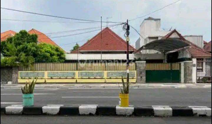 Rumah di jalan Bengawan. Lokasi Strategis di pusat kota ,dekat ke raya Darmo. SHM. Bagus. Cocok untuk segala usaha, klinik, resto, kantor. 1