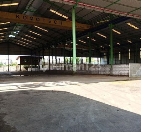 Warehouse in the Gresik Industrial Area. Container Access. Near Manyar Toll Exit. Complete with Crane. Who Uses It. Good. Cheap. Warehouse in the Gresik Industrial Area. Container Access. Near Manyar Toll Exit. Complete with Crane. Who Uses It. Good. Cheap.