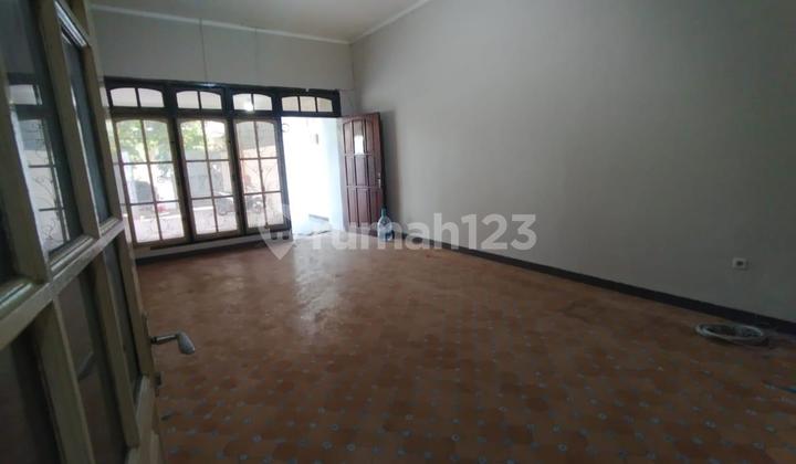 For Rent: Strategic 1.5-Story Commercial Space on Prapanca Street, Surabaya. Suitable for Office or Warehouse.