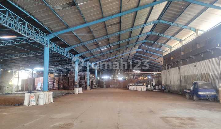 Good Warehouse Ready to Occupy Located on Sememi Main Road. Suitable for Fertilizer.